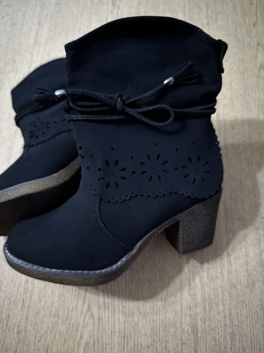 Kozaki krótkie ażurowe czarne skóra na słupku Bless roz. 38