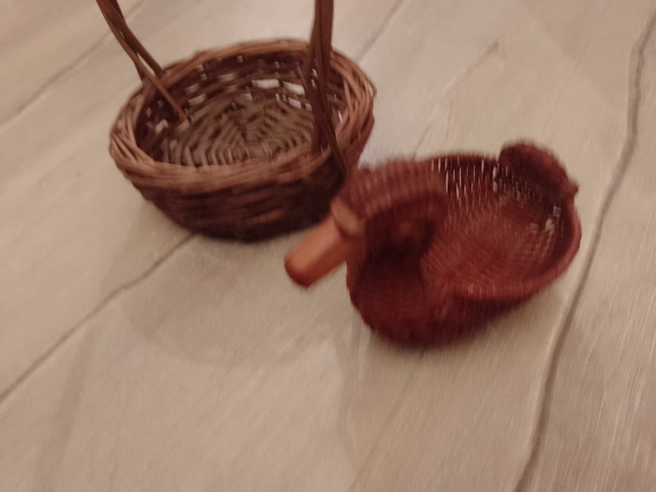 Sprzedam wiklinowy koszyk.