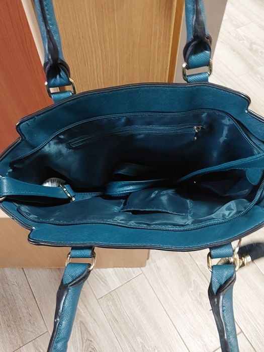 Torebka zielona ma długi pasek