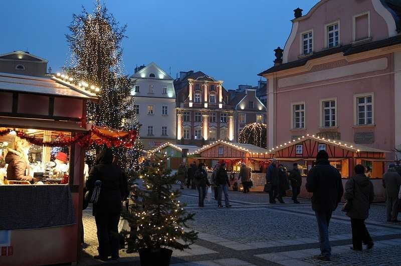 wynajem mobilnych domków jarmarkowych- drewnianych