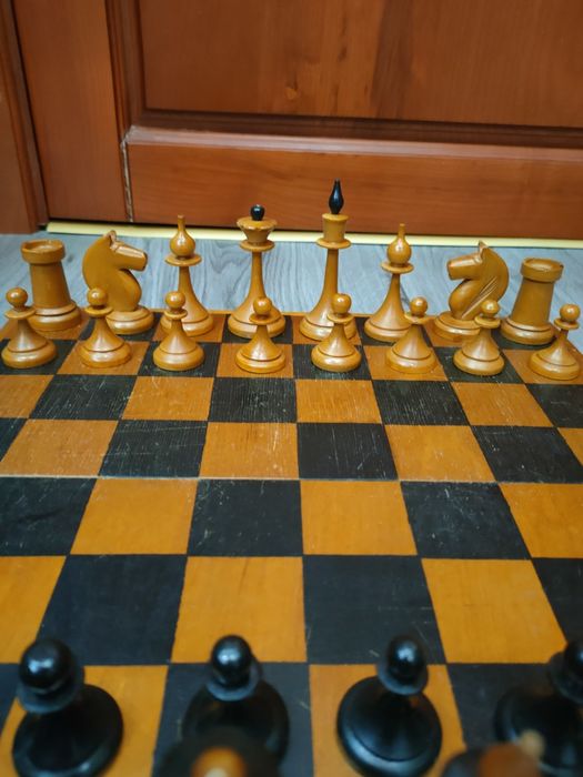 Старый игровой комплект Звезда деревянные резные шахматы 38х38 см.