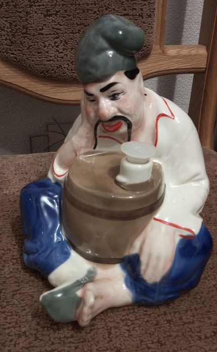 Штоф графин статуэтка Казак с бочкой