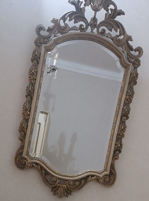 Espelho decorativo, com dourado velho.