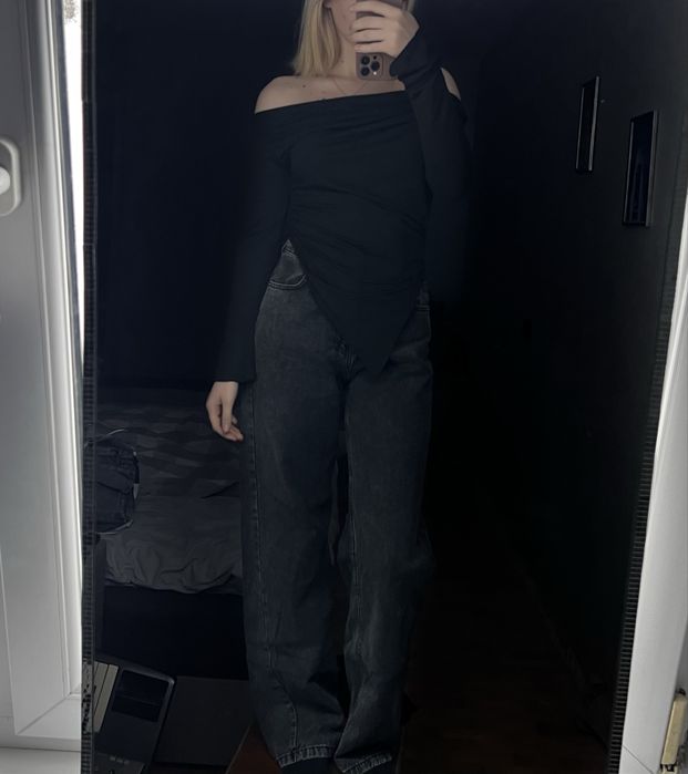 Джинси темно сірі і топ чорний