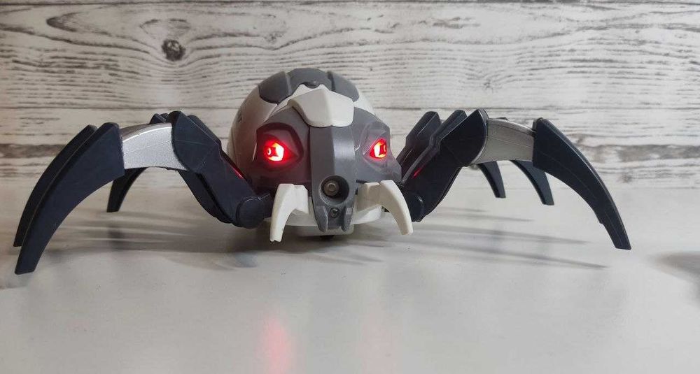 Zdalnie sterowany robot-pająk, świecą oczy i wypuszcza parę.