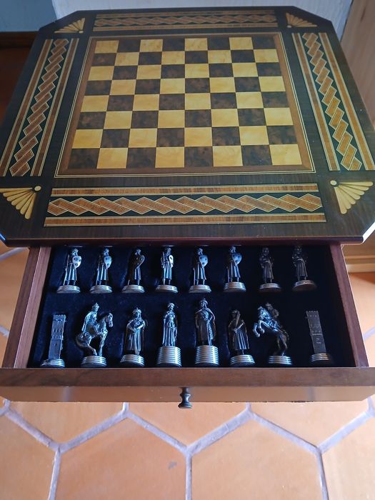 Mesa de xadrez com gavetas