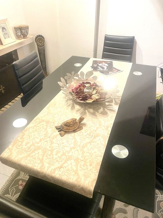 MESA DE JANTAR + 2 caseira pele
