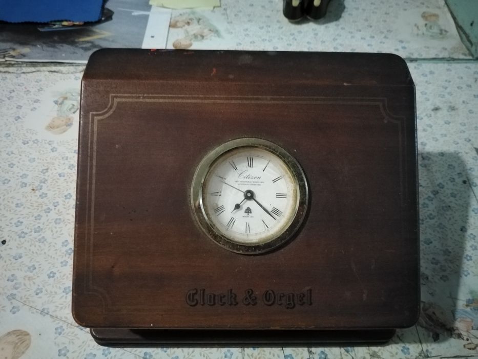 Vendo caixas de arrumação com relógio bom estado