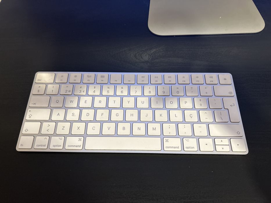 iMac Mac 27” polegadas i5 (2017) 8GB RAM com teclado e rato.