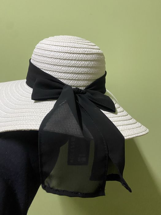 Шляпа стильна модний аксесуар на уожен день ніби соломяна