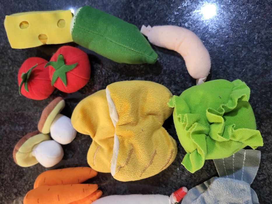 Cestas e alimentos de pano.