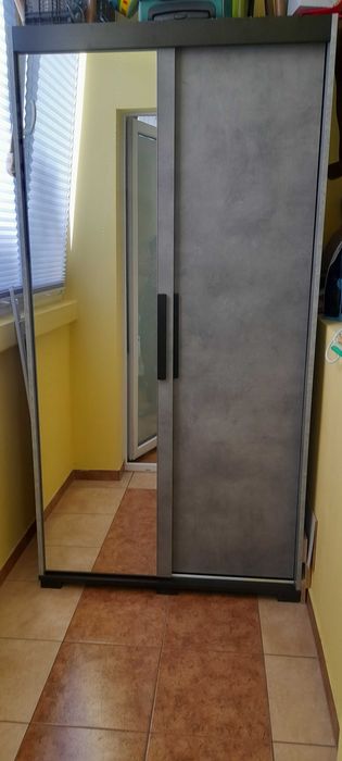 Szafa przesuwna z dużym lustrem