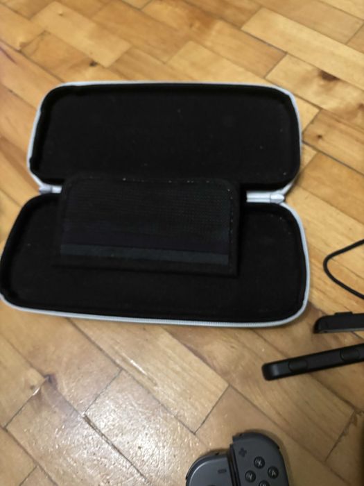 Konsola Nintendo Switch + etui