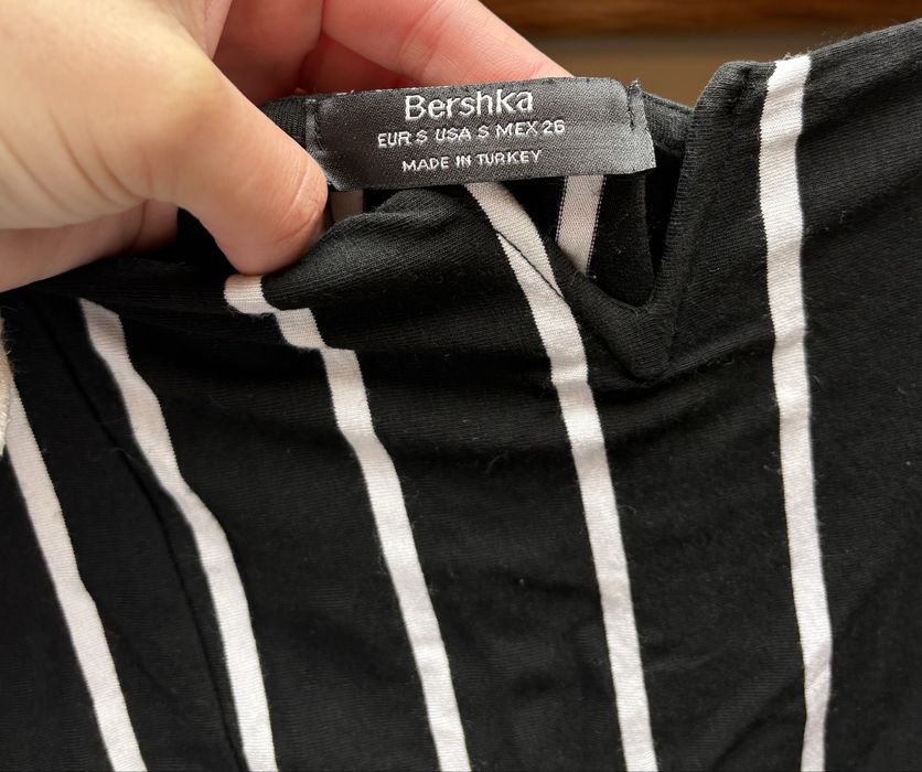 Macacão às riscas de mulher da Bershka preto e branco