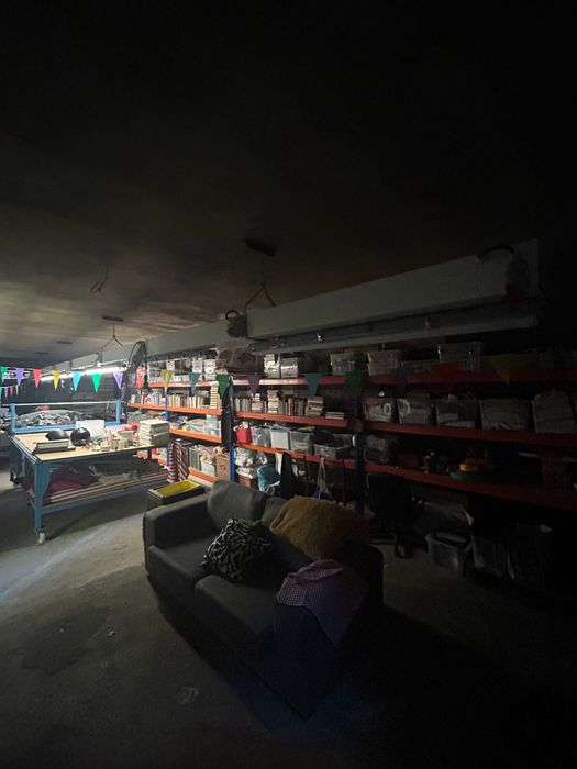 Sistema de Iluminação Industrial com 6 Luzes e 16 Tomadas Trifásicas