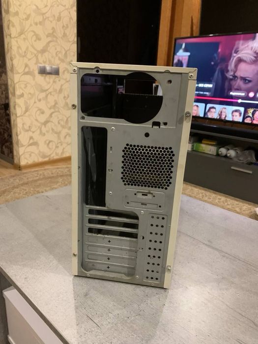 Курпус під компʼютер білий