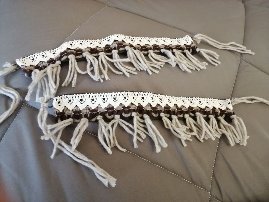 Castiçais para velas e um conjunto de franjas para calças