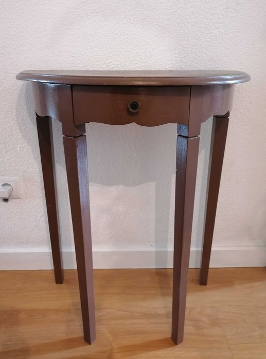 Mesa antiga com uma gaveta