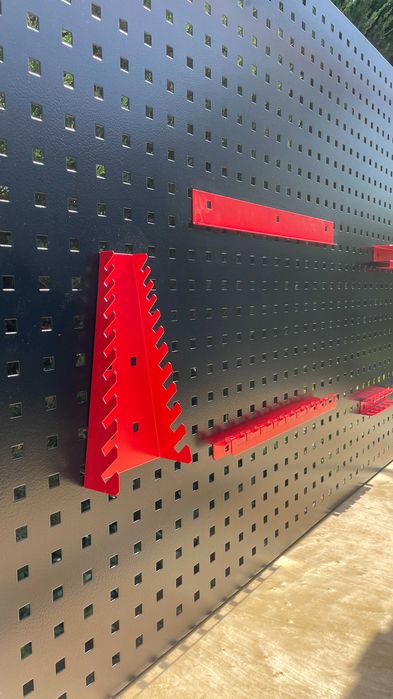 Stół warsztatowy z tablicą i lampą LED. Zawieszki, gniazda 230V