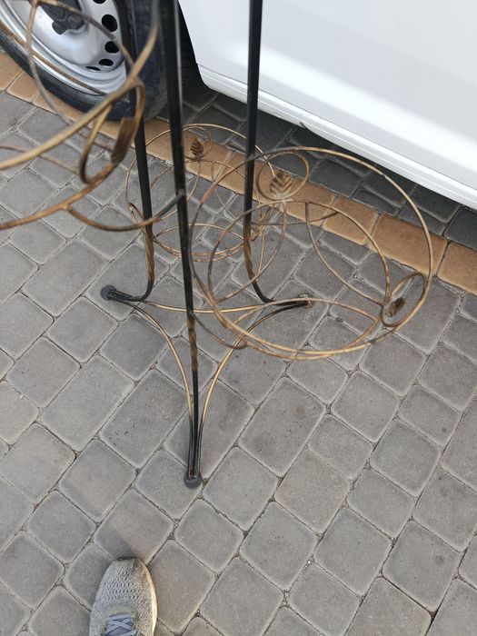 Металическая подставка для цветов