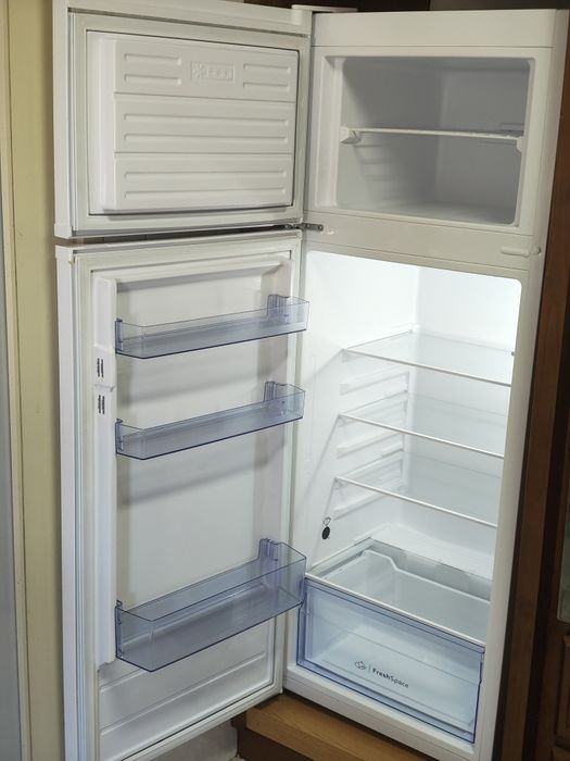 Frigorífico Indesit com congelador - 212 L