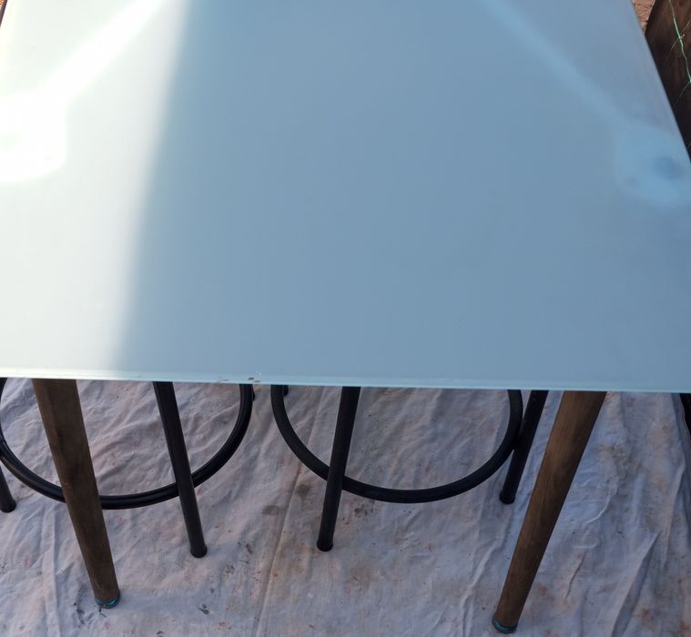 Conjunto de mesa e bancos de cozinha