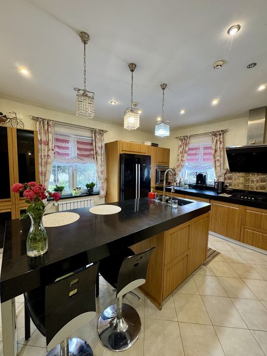 Будинок 300 кв.м. З усіма Комунікаціями в масиві Канадське село!