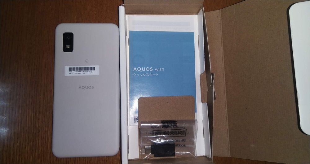 Недорогий компактний водозахищений телефон Sharp Aquos Wish