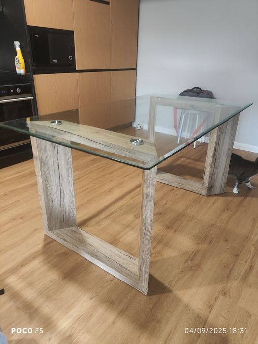 Mesa com tampo de vidro