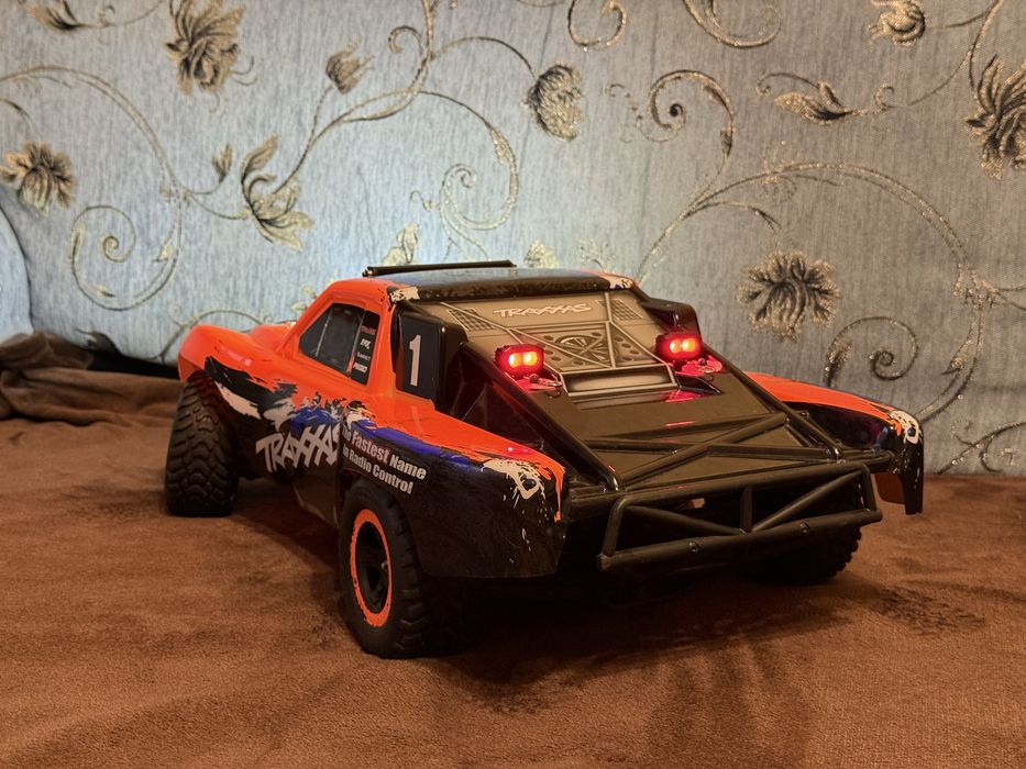Traxxas Slash 4x4 1/10 модель на радіокеруванні