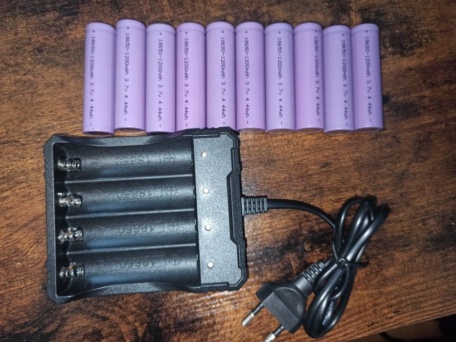 Nowe akumulatory 18 650 1200 mAh + ładowarka czteropłatowa nowa