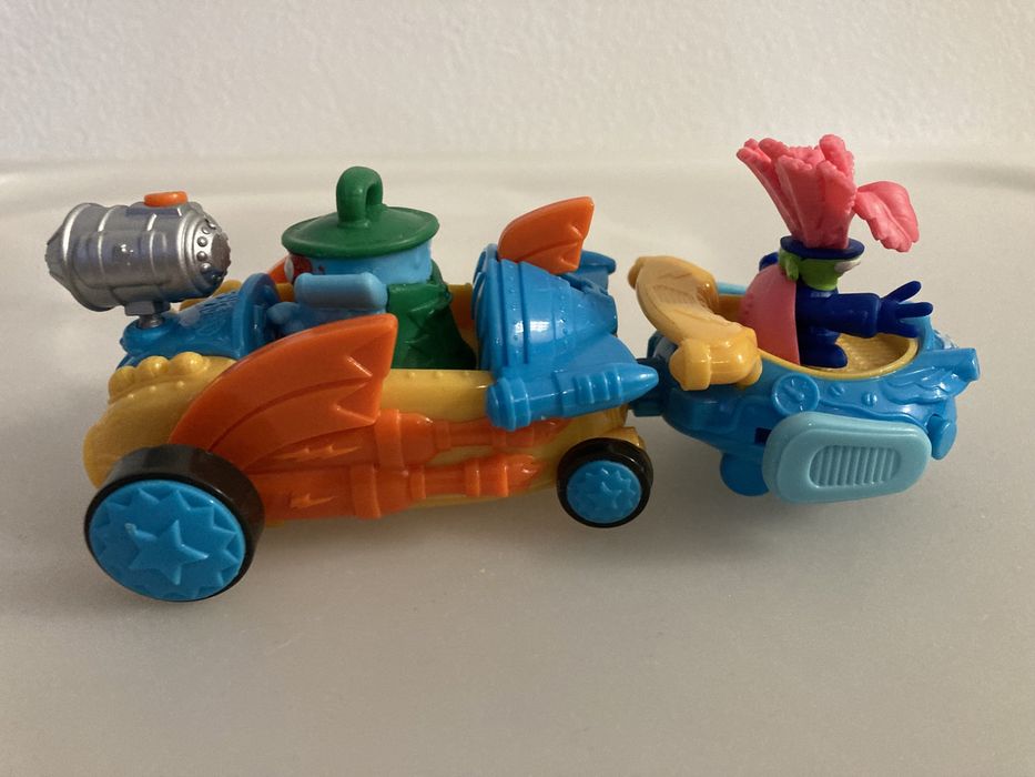 Super zings 2 figurki, pojazd i przyczepka