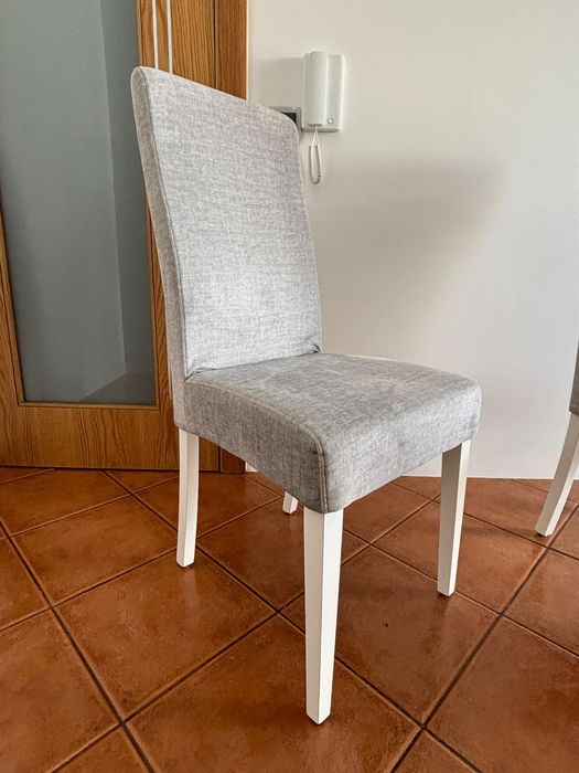 Mesa de jantar e cadeiras
