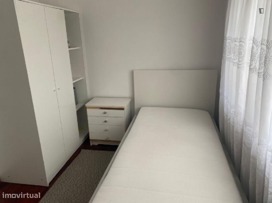 Quarto - localizado em Pedrouços Porto