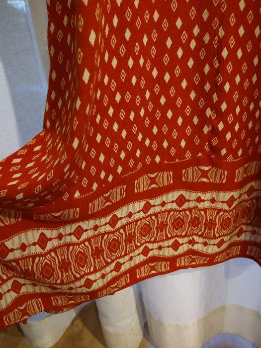 Sukienka na ramiączkach midi