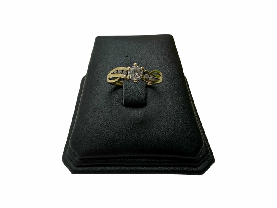 Elegancki  złoty  pierścionek  1,85 333 R16