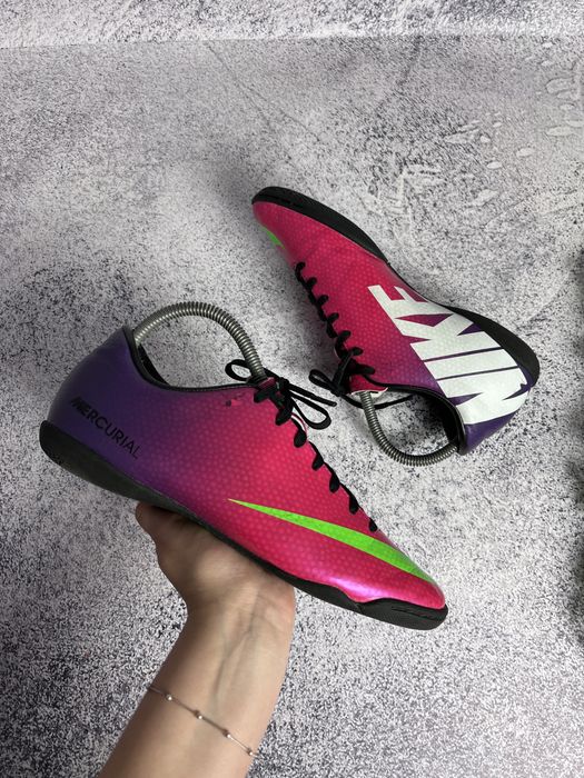 Футбольне взуття: футзалки, бутси Nike