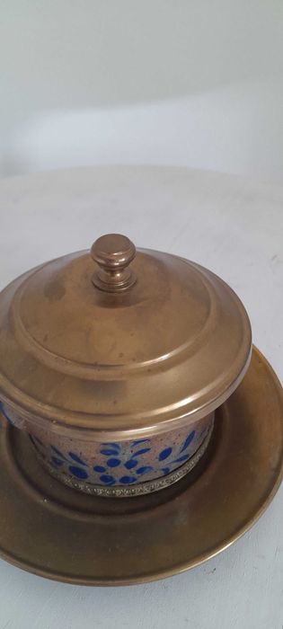 Pote antigo em cerâmica Azul. Tampa e prato em latão.