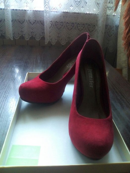 Czerwone zamszowe roz. 37
