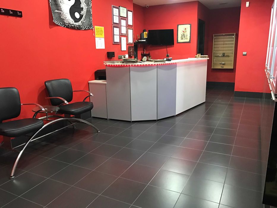 Móveis de cozinha e recepçao anteriormente usados numa loja.