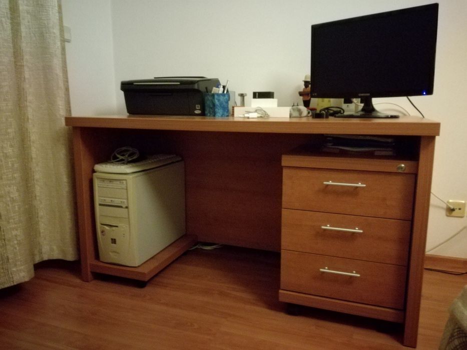 Secretária em muito bom estado, inclui cadeira, bloco de gavetas...