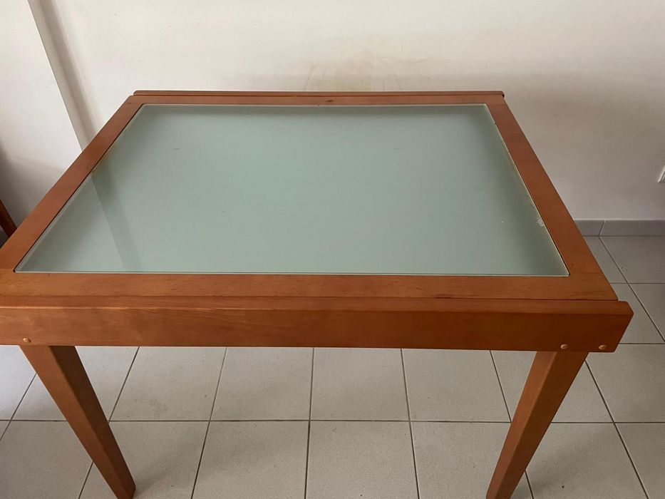Mesa extensível com quatro cadeiras