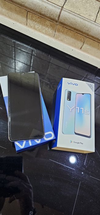 Telefon Vivo Y11S z futerałem