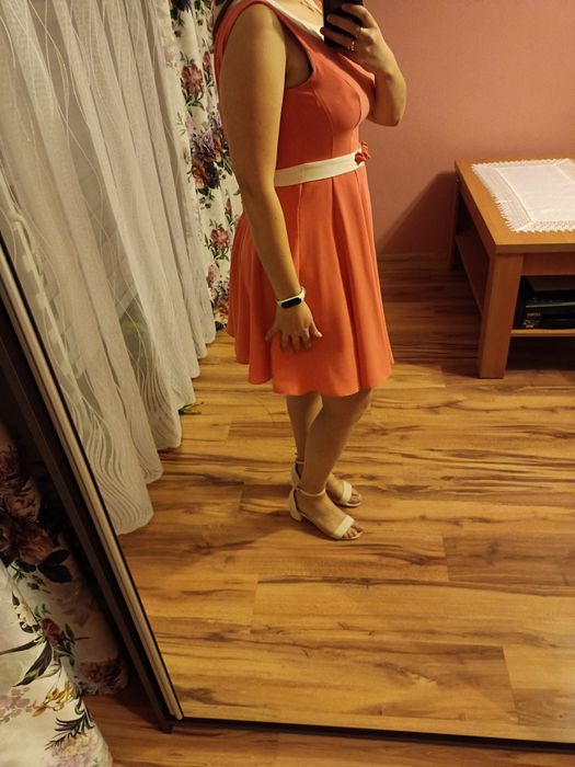 Sukienka elegancka przed kolano