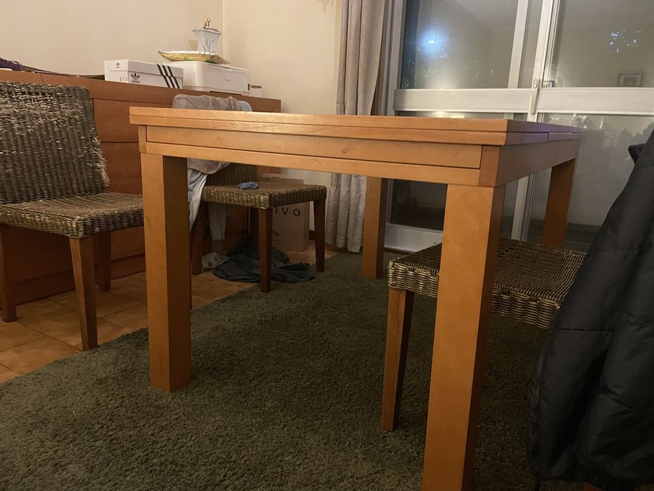Mesa em madeira de Nogueira