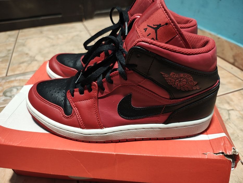 Nike Air Jordan 1 Mid Reverse Bred