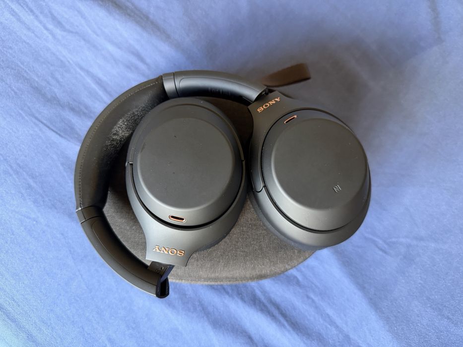 Sony WH-1000XM4 – Excelente som | Almofadas novas Wicked Cushions