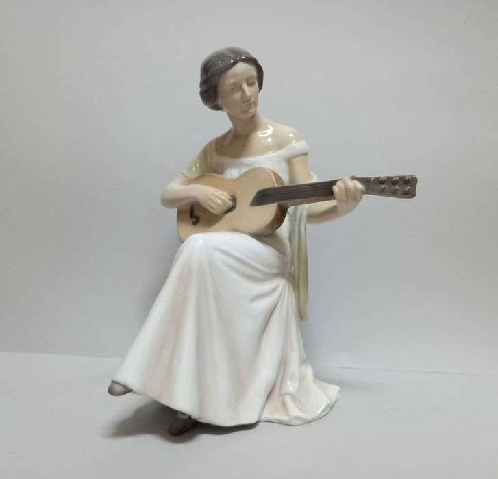 Kobieta z gitarą, figurka B&G Kopenhaga proj. I. Plockross Irminger