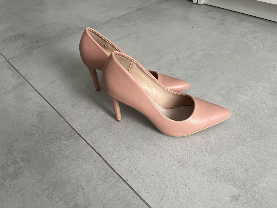 Czółenka różowe nude nowe na obcasie 38