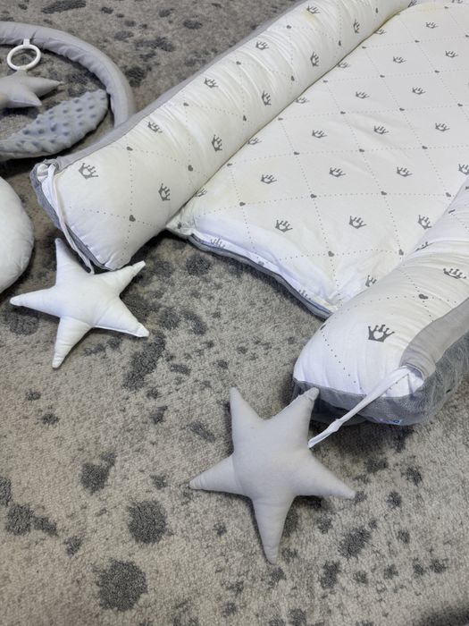 Кокон-гніздечко Premium "Срібні корони" з дугою для іграшок